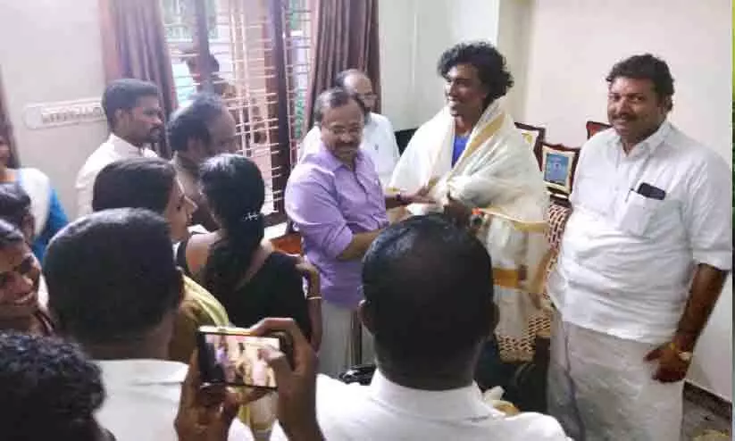 എവറസ്റ്റ് കീഴടക്കിയ ഷെയ്ഖ് ഹസൻഖാനെ തേടി കേന്ദ്രമന്ത്രി എത്തി