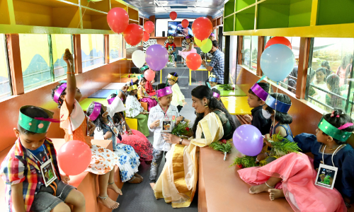 40 തൊഴിലാളികൾ ഒരാഴ്ച പണിയെടുത്തപ്പോൾ ആനവണ്ടി പഠനവണ്ടിയായി; കൗതുകത്തോടെ കുരുന്നുകൾ