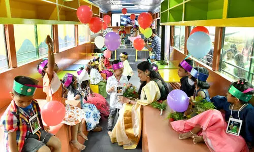 40 തൊഴിലാളികൾ ഒരാഴ്ച പണിയെടുത്തപ്പോൾ ആനവണ്ടി പഠനവണ്ടിയായി; കൗതുകത്തോടെ കുരുന്നുകൾ 40 തൊഴിലാളികൾ ഒരാഴ്ച പണിയെടുത്തപ്പോൾ ആനവണ്ടി പഠനവണ്ടിയായി; കൗതുകത്തോടെ കുരുന്നുകൾ