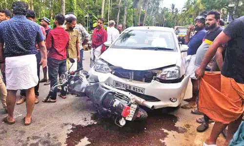 കാറും ബൈക്കും കൂട്ടിയിടിച്ച് രണ്ടു പേർക്ക് പരിക്ക്