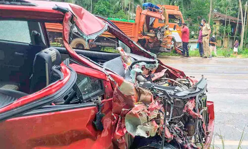 ദേ​ശീ​യ​പാ​ത​യി​ൽ ലോ​റി​യും കാ​റും കൂ​ട്ടി​യി​ടി​ച്ച് നാ​ല് പേ​ർ​ക്ക് പ​രി​ക്ക്
