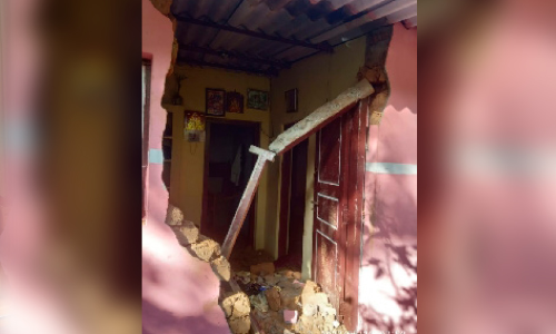 വീട്ടിനുള്ളിൽ ആന; കൈക്കുഞ്ഞുമായി   ഓടിരക്ഷപ്പെട്ട് കുടുംബം