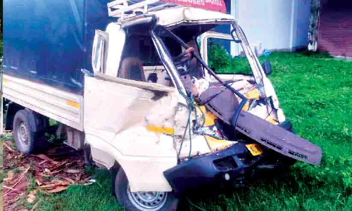 ലോറികൾ കൂട്ടിയിടിച്ച് ഡ്രൈവർക്ക് പരിക്ക്