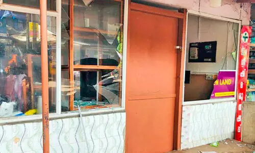 പാപ്പിനിശ്ശേരിയിൽ ഹോട്ടല് അടിച്ചുതകർത്തു പാപ്പിനിശ്ശേരിയിൽ ഹോട്ടല് അടിച്ചുതകർത്തു