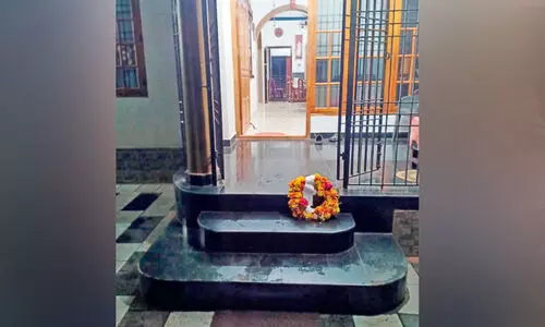 തലശ്ശേരിയിൽ വീടുകൾക്കു മുന്നിൽ റീത്ത് തലശ്ശേരിയിൽ വീടുകൾക്കു മുന്നിൽ റീത്ത്