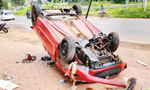 കാ​ര്‍ ത​ല​കീ​ഴാ​യി മ​റി​ഞ്ഞ് യു​വാ​വി​ന് പ​രി​ക്ക്