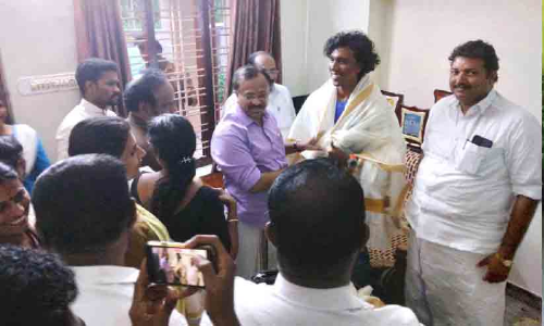 എവറസ്റ്റ് കീഴടക്കിയ ഷെയ്ഖ് ഹസൻഖാനെ തേടി കേന്ദ്രമന്ത്രി എത്തി