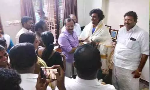 എവറസ്റ്റ് കീഴടക്കിയ ഷെയ്ഖ് ഹസൻഖാനെ തേടി കേന്ദ്രമന്ത്രി എത്തി