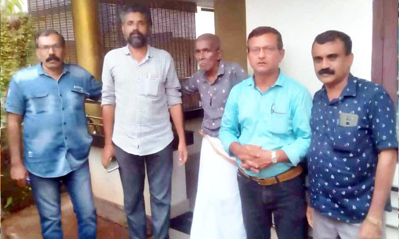 മരിച്ചെന്നു കരുതി ബന്ധുക്കൾ ഖബറടക്കി; രണ്ടാഴ്ചക്കുശേഷം വയോധികൻ തിരിച്ചെത്തി മരിച്ചെന്നു കരുതി ബന്ധുക്കൾ ഖബറടക്കി; രണ്ടാഴ്ചക്കുശേഷം വയോധികൻ തിരിച്ചെത്തി