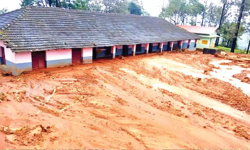 ഉരുളെടുത്ത് നാലാണ്ട്; കുറിച്യർമല സ്കൂൾ ഇപ്പോഴും മണ്ണിനടിയിൽ ഉരുളെടുത്ത് നാലാണ്ട്; കുറിച്യർമല സ്കൂൾ ഇപ്പോഴും മണ്ണിനടിയിൽ