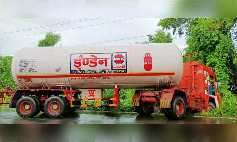 എടക്കാട് ടാങ്കർ റോഡരികിലേക്ക് ഇടിച്ചുകയറി