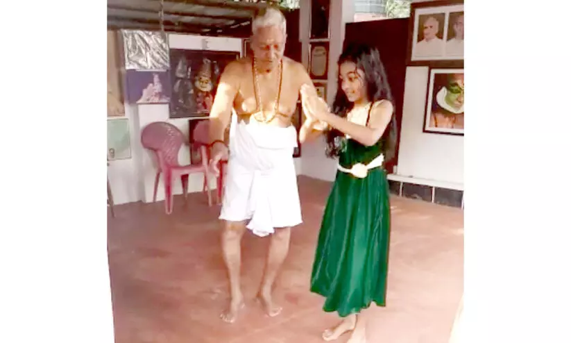 കലാമണ്ഡലം ഗോപിയുടെ പേരമകളും കഥകളി അരങ്ങിലേക്ക്