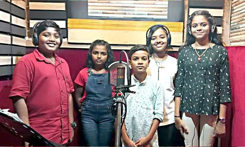 പേനത്തുമ്പിൽ തുമ്പികൾ പാറുന്നേ...; പ്രവേശനഗാനത്തിൽ ഇവർക്കുമുണ്ട് സന്തോഷം