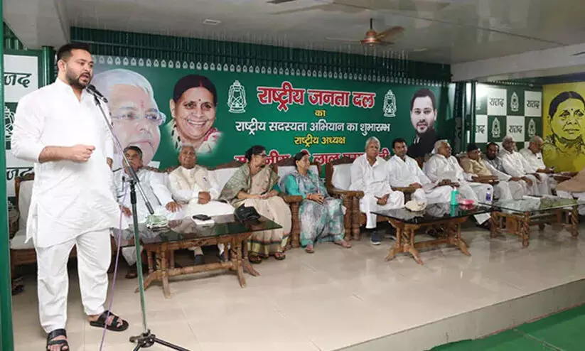 തേജസ്വി യാദവിനെ ലാലുവിന്റെ രാഷ്ട്രീയ പിൻഗാമിയായി പ്രഖ്യാപിച്ച് ആർ.ജെ.ഡി തേജസ്വി യാദവിനെ ലാലുവിന്റെ രാഷ്ട്രീയ പിൻഗാമിയായി പ്രഖ്യാപിച്ച് ആർ.ജെ.ഡി