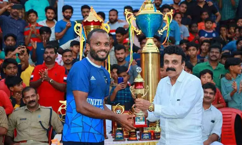 ഗാലറി തകർന്നതിനെ തുടർന്ന് മാറ്റിവെച്ച ഫൈനൽ മത്സരം അരങ്ങേറി; യുണൈറ്റഡ് എഫ്.സി നെല്ലിക്കുത്തിന് ട്രോഫി