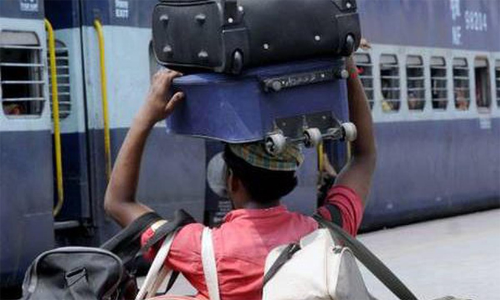 ട്രെയിനുകളിൽ കൂടുതൽ ലഗേജ്; യാത്രക്കാർക്ക് മുന്നറിയിപ്പുമായി റെയിൽവേ