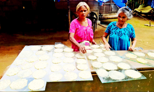 ചക്കപപ്പടവുമായി ആദിവാസി വീട്ടമ്മമാർ