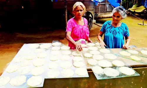 ചക്കപപ്പടവുമായി ആദിവാസി വീട്ടമ്മമാർ