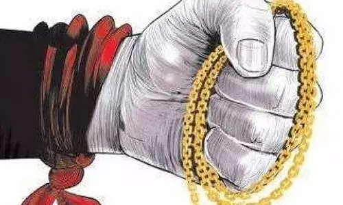 സ്കൂട്ടറിൽ യാത്ര ചെയ്ത വീട്ടമ്മയുടെ മാല ബൈക്കിലെത്തിയവർ പൊട്ടിച്ചു