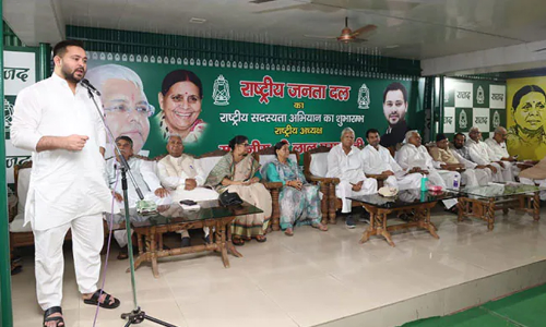 തേജസ്വി യാദവിനെ ലാലുവിന്‍റെ രാഷ്ട്രീയ പിൻഗാമിയായി പ്രഖ്യാപിച്ച് ആർ.ജെ.ഡി