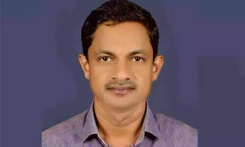 കണ്ണീരിൽ മുങ്ങി പ്രവേശനോത്സവം: വെട്ടത്ത് സ്കൂൾ ജീവനക്കാരൻ കുഴഞ്ഞ് വീണു മരിച്ചു കണ്ണീരിൽ മുങ്ങി പ്രവേശനോത്സവം: വെട്ടത്ത് സ്കൂൾ ജീവനക്കാരൻ കുഴഞ്ഞ് വീണു മരിച്ചു