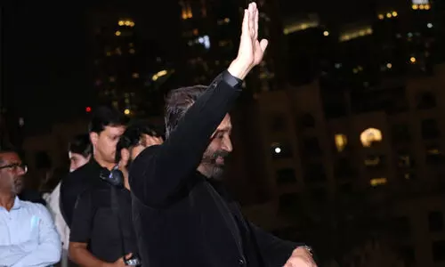 വിക്രം ബുർജ്​ ഖലീഫയിൽ; ഫാൻസിനെ കൈയിലെടുത്ത്​ ഉലകനായകൻ