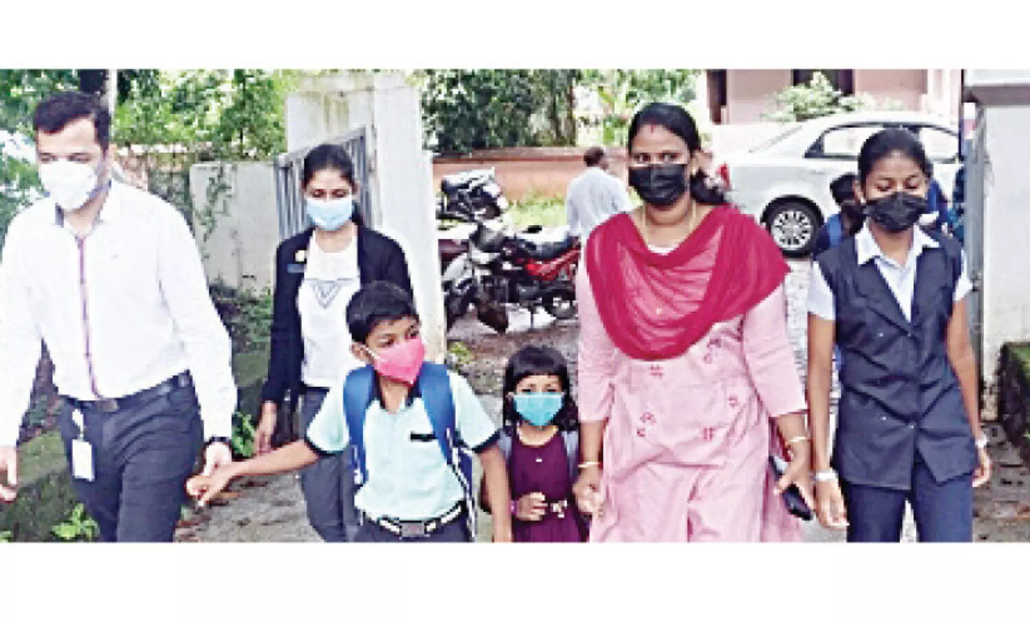 അമ്മ പകുത്തുനൽകിയ ജീവനുമായി ഡോക്ടറുടെ കൈപിടിച്ച് ഷാരോണിന്‍റെ സ്കൂൾ പ്രവേശനം