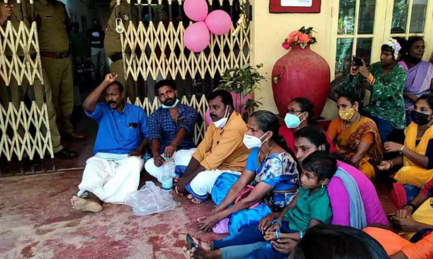 രക്ഷിതാക്കളറിയാതെ കുട്ടികളെ സ്കൂൾ മാറ്റിയതിൽ പ്രതിഷേധം