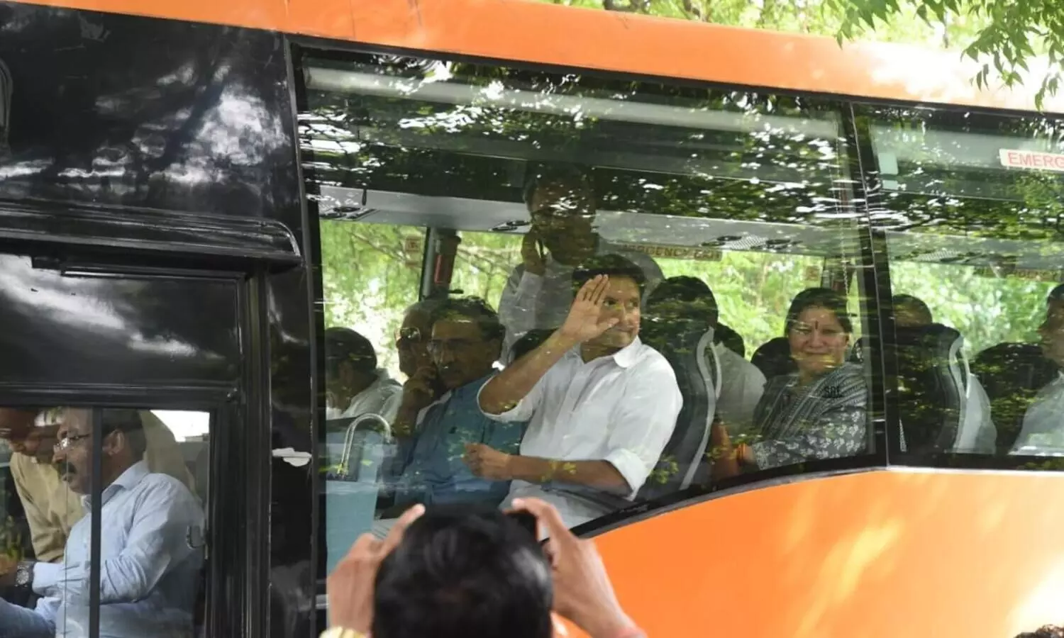 ഹരിയാനയിലെ കോൺഗ്രസ് എം.എൽ.എമാരെ റിസോർട്ടിലേക്ക് മാറ്റുന്നു