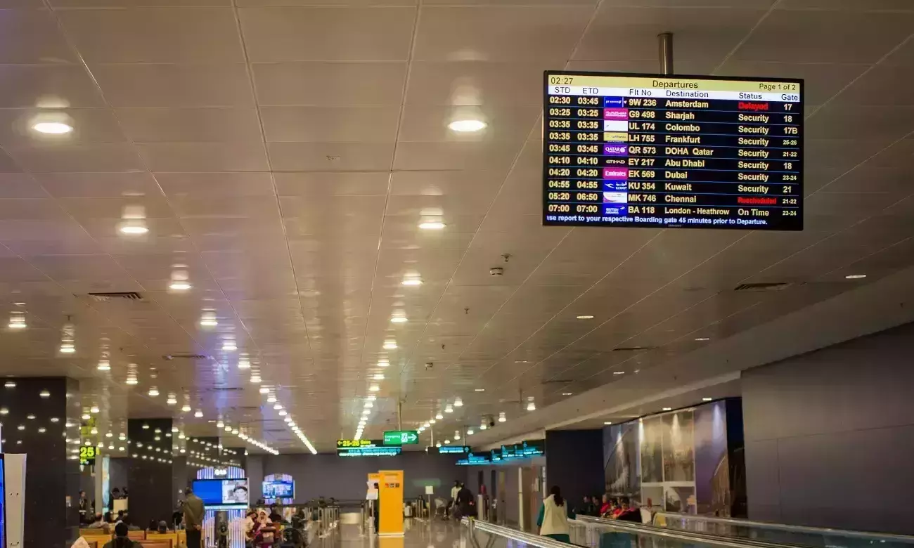 ബംഗളൂരു വിമാനത്താവളത്തിൽ യാത്രക്കാർക്ക് വഴികാട്ടിയായി ഇനി റോബോട്ടുകളും