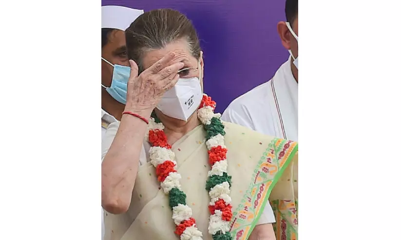 നെഹ്റു കുടുംബത്തിന്റെ വാതിലിൽ മുട്ടി ഇ.ഡി; മുതലാക്കാൻ ബി.ജെ.പി