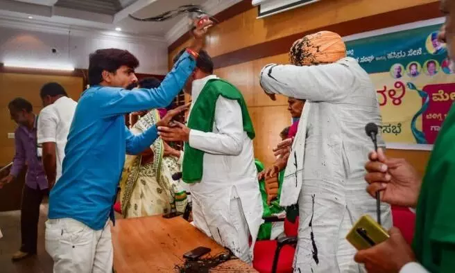 രാകേഷ് ടികായത്തിനു നേരെ മഷി ആക്രമണം; കന്നഡയിൽ സംസാരിക്കാത്തതിനാലെന്ന് പ്രതികൾ