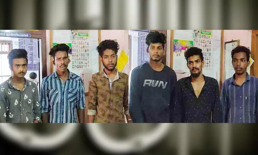 പട്ടാപ്പകൽ ദമ്പതിമാരെ വീടുകയറി ആക്രമിച്ച ആറംഗ സംഘം അറസ്റ്റില് പട്ടാപ്പകൽ ദമ്പതിമാരെ വീടുകയറി ആക്രമിച്ച ആറംഗ സംഘം അറസ്റ്റില്