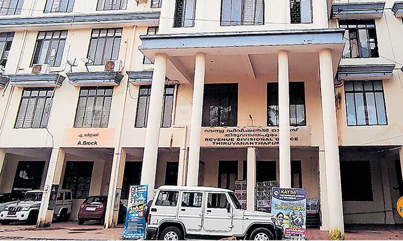 തൊണ്ടിമുതലുകള് നഷ്ടമായ സംഭവം: ഉദ്യോഗസ്ഥരുടെ ബന്ധം കൂടുതൽ തെളിയുന്നു തൊണ്ടിമുതലുകള് നഷ്ടമായ സംഭവം: ഉദ്യോഗസ്ഥരുടെ ബന്ധം കൂടുതൽ തെളിയുന്നു