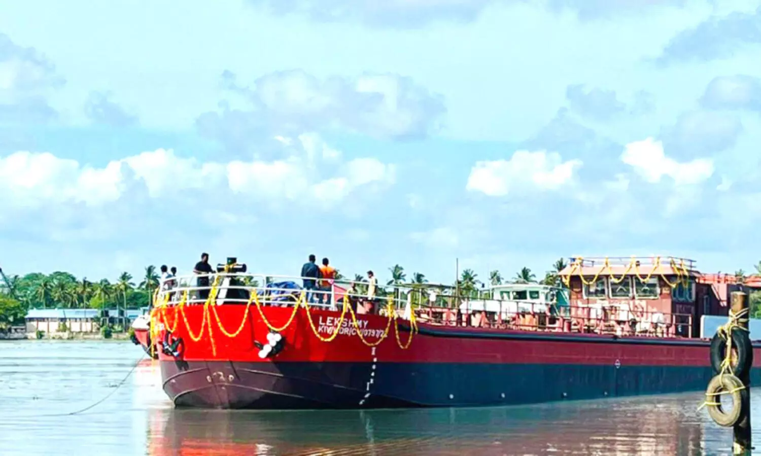 കെ.എസ്.ഐ.എൻ.സിയുടെ പുതിയ ആസിഡ് ബാർജ് നീറ്റിലിറക്കി