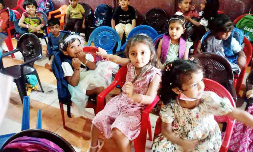 സ്പാനിഷ് മാത്രം സംസാരിക്കുന്ന ഹന സർക്കാർ സ്കൂളിൽ ഹാപ്പിയാണ് സ്പാനിഷ് മാത്രം സംസാരിക്കുന്ന ഹന സർക്കാർ സ്കൂളിൽ ഹാപ്പിയാണ്