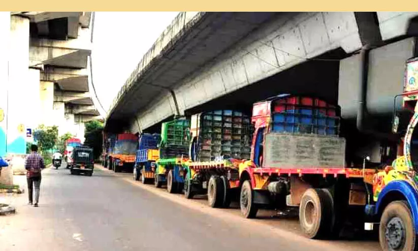 നഗരസഭ ഉത്തരവിന് പുല്ലുവില; ബൈപാസ് റോഡിൽ പാർക്കിങ് തുടർന്ന് ലോറികൾ നഗരസഭ ഉത്തരവിന് പുല്ലുവില; ബൈപാസ് റോഡിൽ പാർക്കിങ് തുടർന്ന് ലോറികൾ