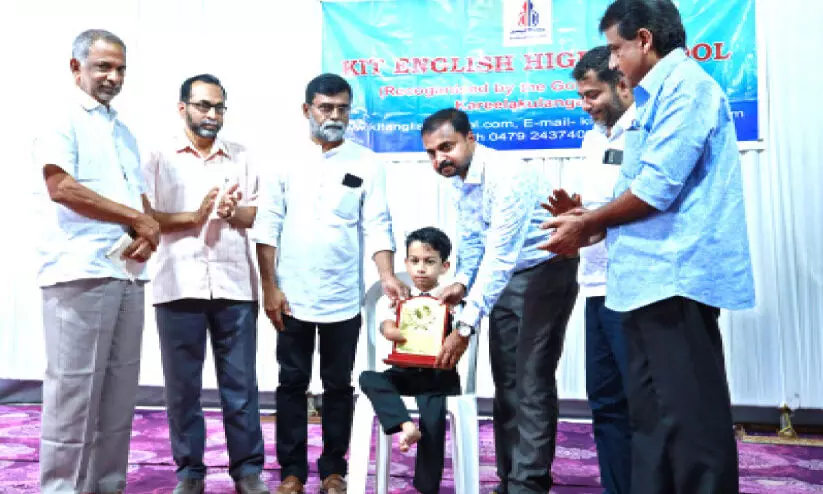 വൈകല്യങ്ങളെ അതിജയിച്ച വിസ്മയ പ്രകടനവുമായി കുഞ്ഞുയാസീൻ വൈകല്യങ്ങളെ അതിജയിച്ച വിസ്മയ പ്രകടനവുമായി കുഞ്ഞുയാസീൻ