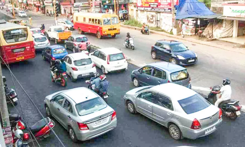 കോമളത്ത് യാത്രാ ക്ലേശം; പ്രതിഷേധം ശക്തം കോമളത്ത് യാത്രാ ക്ലേശം; പ്രതിഷേധം ശക്തം
