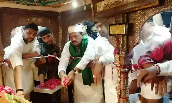 സോണിയ ഗാന്ധിയുടെ ആരോഗ്യത്തിന് ദർഗയിൽ വഴിപാടുമായി കോൺഗ്രസ് നേതാക്കൾ