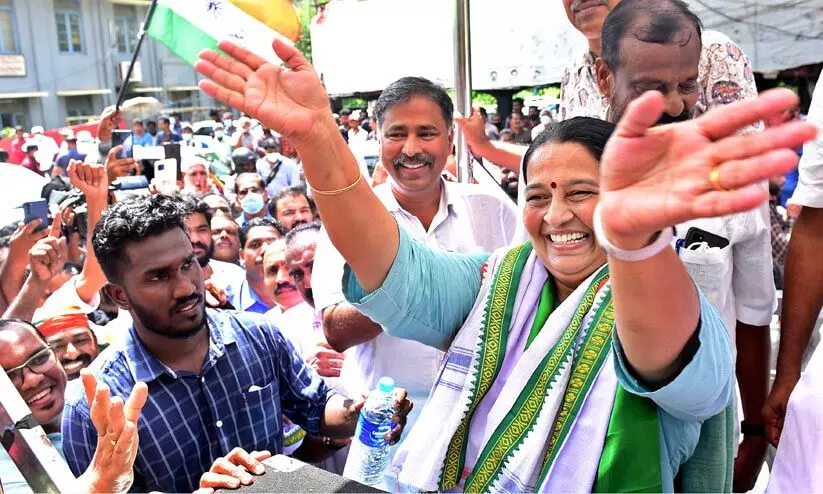 നഗര - നാട്ടിൻപുറ ഭേദമില്ലാതെ മുന്നേറ്റം നഗര - നാട്ടിൻപുറ ഭേദമില്ലാതെ മുന്നേറ്റം