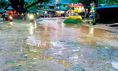 ടാ​റി​ങ് പ്ലാ​ന്‍റി​ൽ​നി​ന്ന് ടാ​ർ കൊ​ണ്ടു​പോ​കു​ന്ന​ത്​  നാട്ടുകാർ തടഞ്ഞു