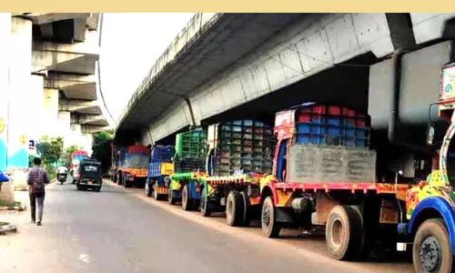 ന​ഗ​ര​സ​ഭ ഉ​ത്ത​ര​വി​ന് പു​ല്ലു​വി​ല; ബൈപാസ് റോഡിൽ പാർക്കിങ് തുടർന്ന് ലോറികൾ
