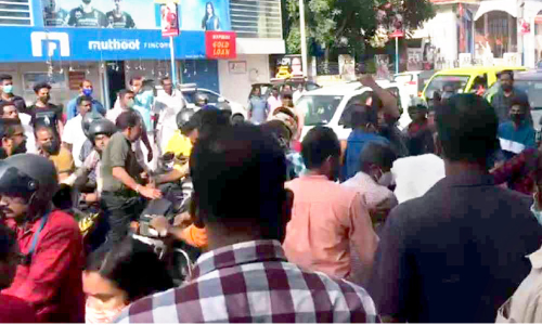 അഭിഭാഷക പ്രകടനത്തിനിടെ ബൈക്ക് യാത്രികർക്കു നേരെ ആക്രമം