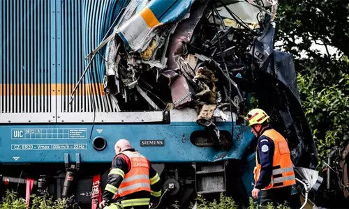 ജർമനിയിൽ ട്രെയിൻ പാളംതെറ്റി നാലുമരണം ജർമനിയിൽ ട്രെയിൻ പാളംതെറ്റി നാലുമരണം