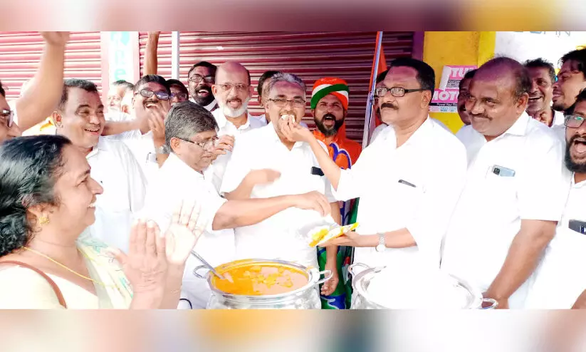 തിരുതക്കറിയും വെള്ളയപ്പവും വിളമ്പി കോൺഗ്രസുകാർ