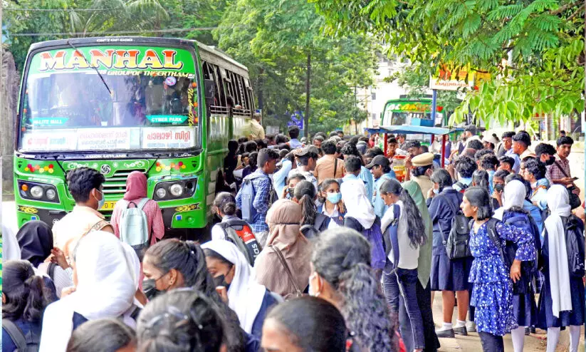 സ്കൂൾ ബെല്ലടിച്ചു; ഡബ്ൾ ബെല്ലടിക്കാൻ കാത്തിരിപ്പ്