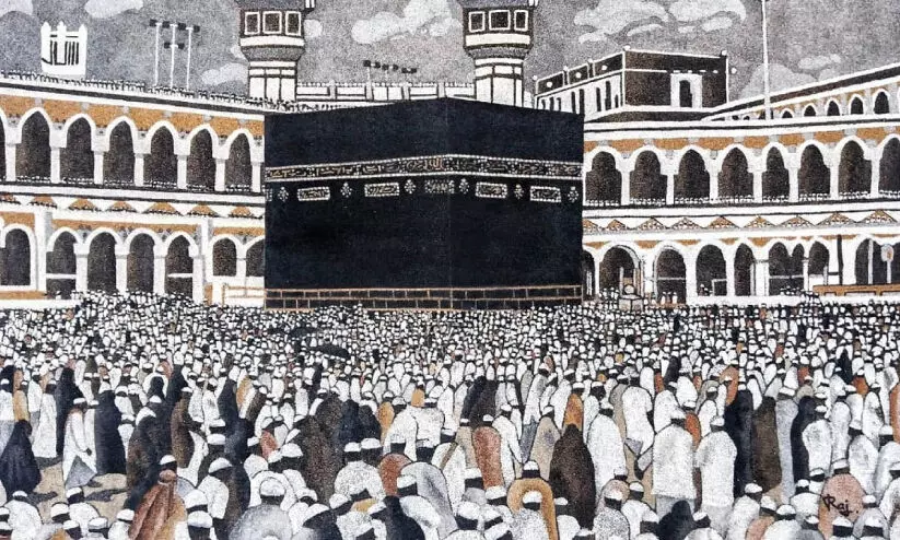 മണൽത്തരികളിൽ വിരിഞ്ഞത് ഹജ്ജ് തീർഥാടനം; ശ്രദ്ധേയനായി ചിത്രകാരൻ രാജമോഹനൻ