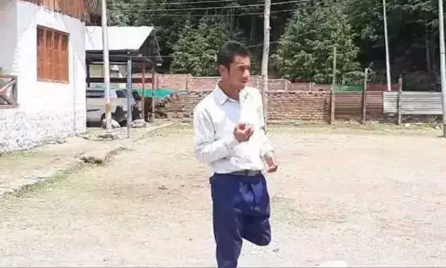 ഒറ്റക്കാലിൽ പർവേസ് സ്കൂളിലേക്ക് രണ്ട് കിലോമീറ്റർ നടക്കും; ജീവിതത്തിൽ സ്വന്തം കാലിൽ നിൽക്കാൻ