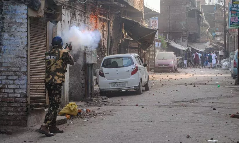 കാൺപുർ സംഘർഷം: 800ലധികം പേർക്കെതിരെ കേസ്; പോപുലർ ഫ്രണ്ടിന്റെ പങ്ക് അന്വേഷിക്കുമെന്ന് പൊലീസ് കമീഷണർ കാൺപുർ സംഘർഷം: 800ലധികം പേർക്കെതിരെ കേസ്; പോപുലർ ഫ്രണ്ടിന്റെ പങ്ക് അന്വേഷിക്കുമെന്ന് പൊലീസ് കമീഷണർ